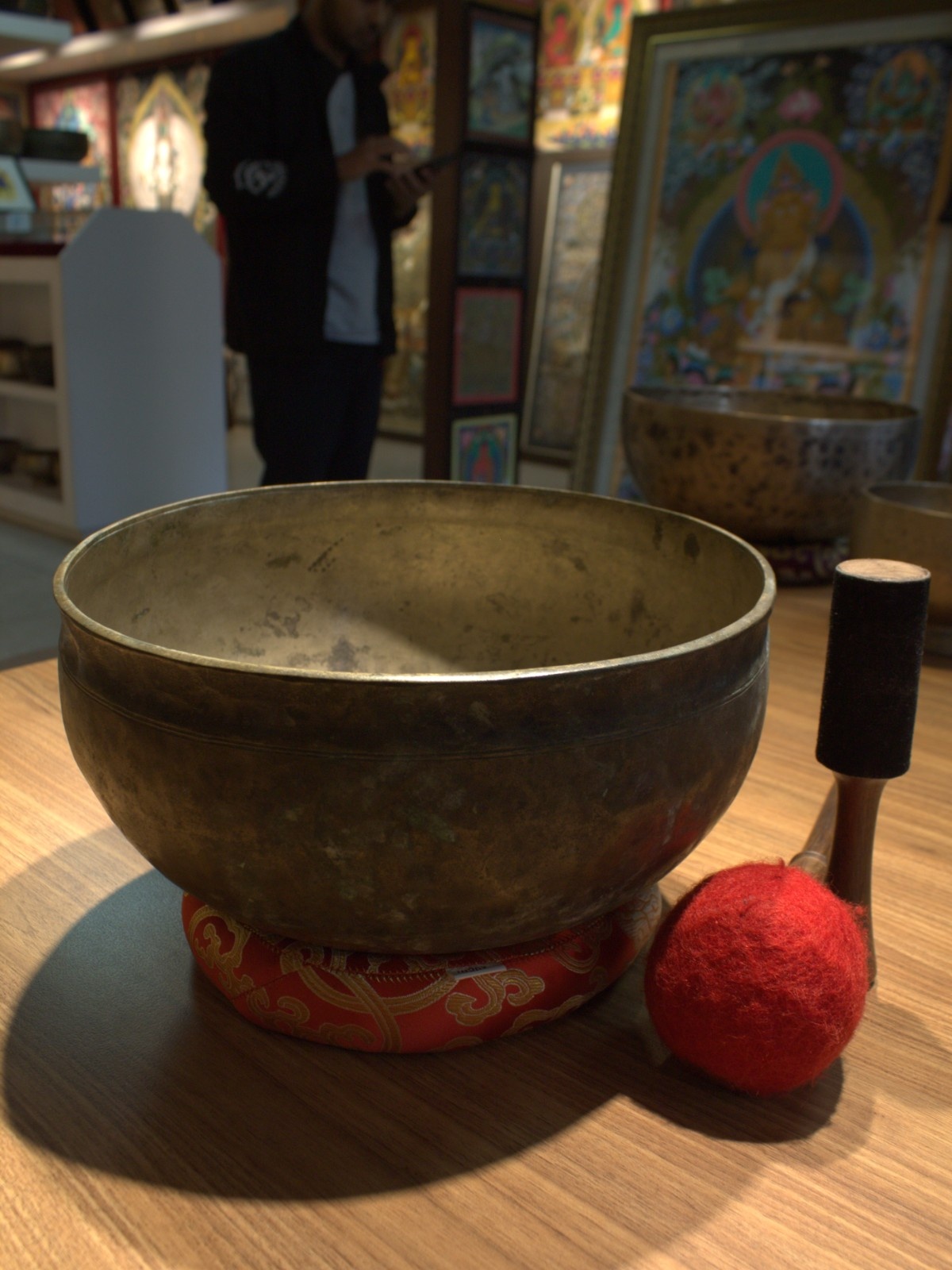 Handmade Tibetan Singing Bowl – 28cm Himalayan Meditation Bowl with Cushion & Mallet - Image 3
