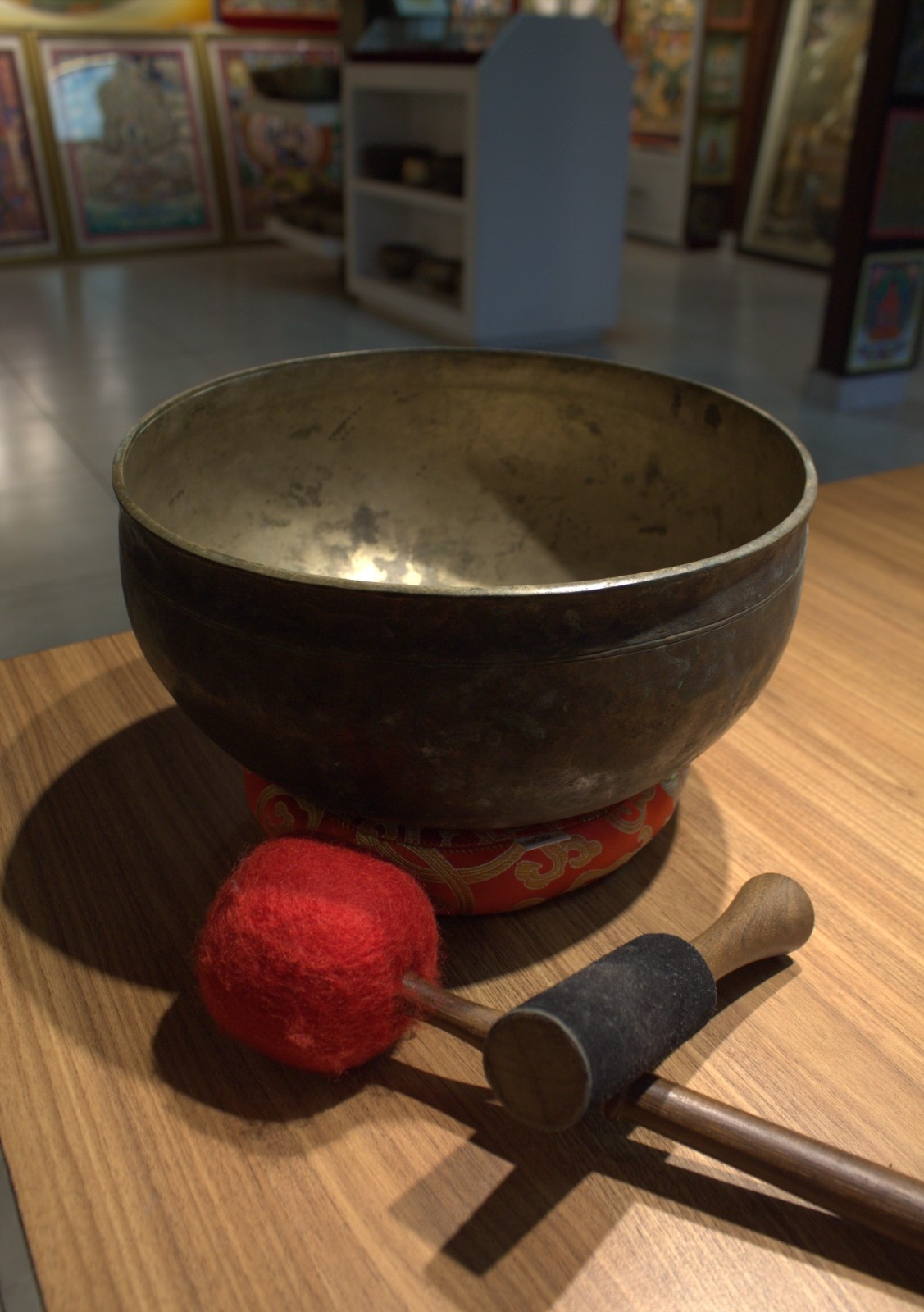 Handmade Tibetan Singing Bowl – 28cm Himalayan Meditation Bowl with Cushion & Mallet - Image 4