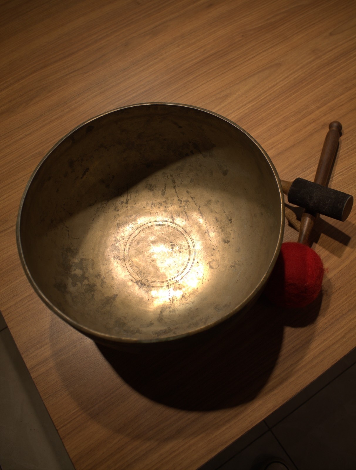Handmade Tibetan Singing Bowl – 28cm Himalayan Meditation Bowl with Cushion & Mallet - Image 5