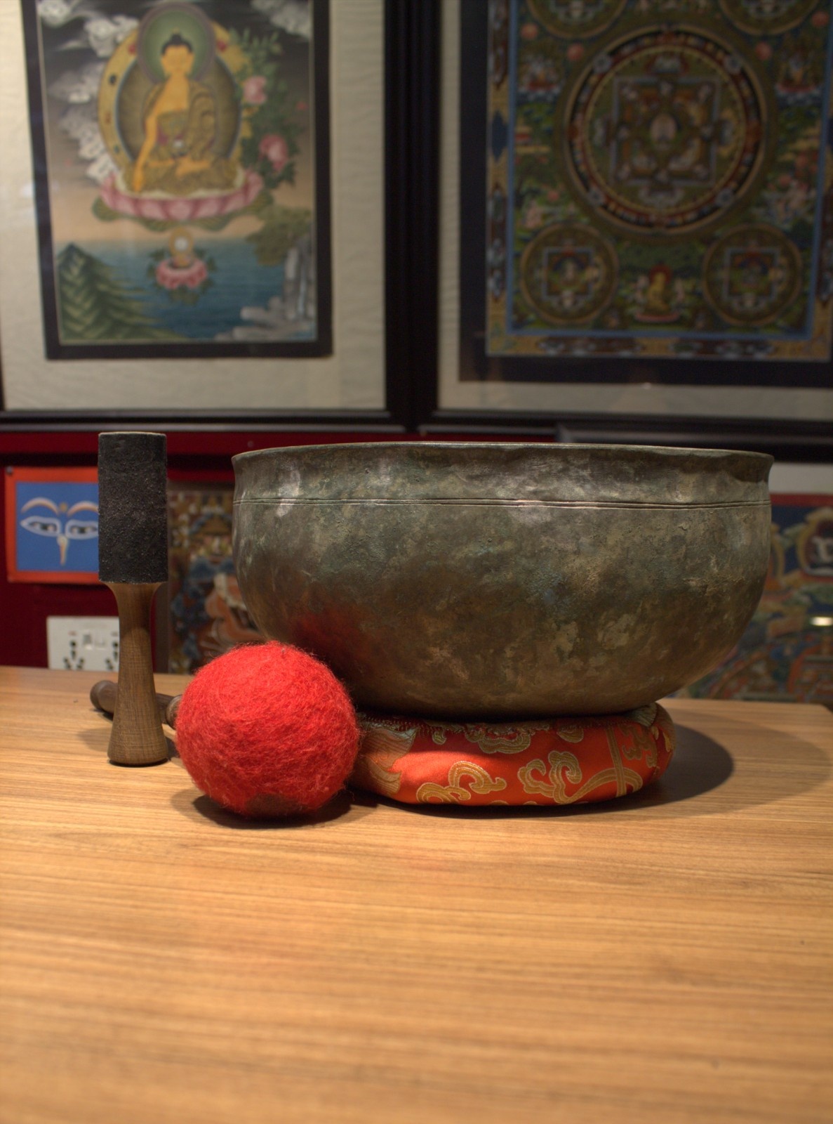 Handmade Tibetan Singing Bowl – 28cm Himalayan Meditation Bowl with Cushion & Mallet - Image 2
