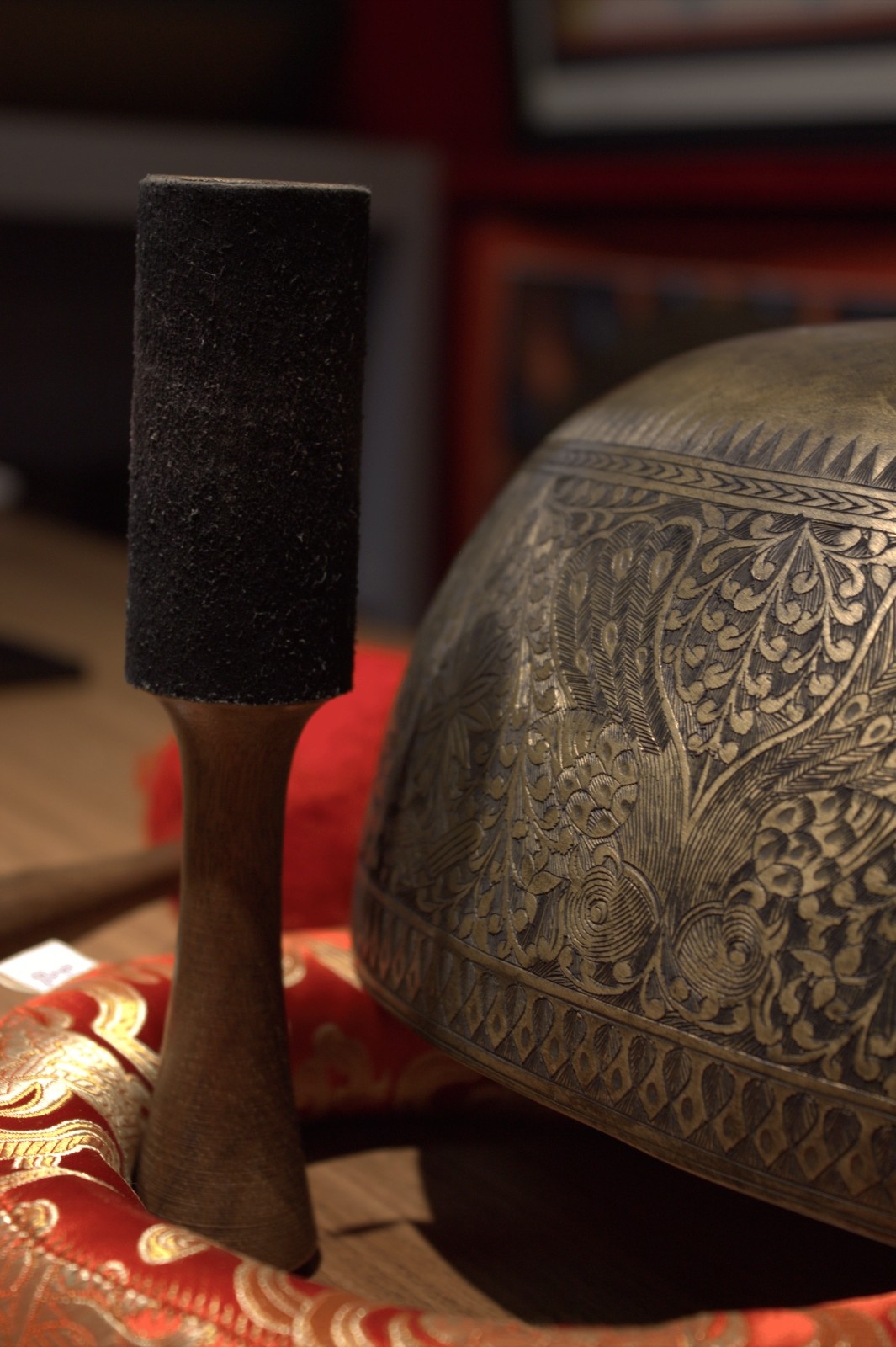 Hand Carved Jambati Singing Bowl – 26cm Himalayan Meditation Bowl with Cushion & Mallet - Image 3