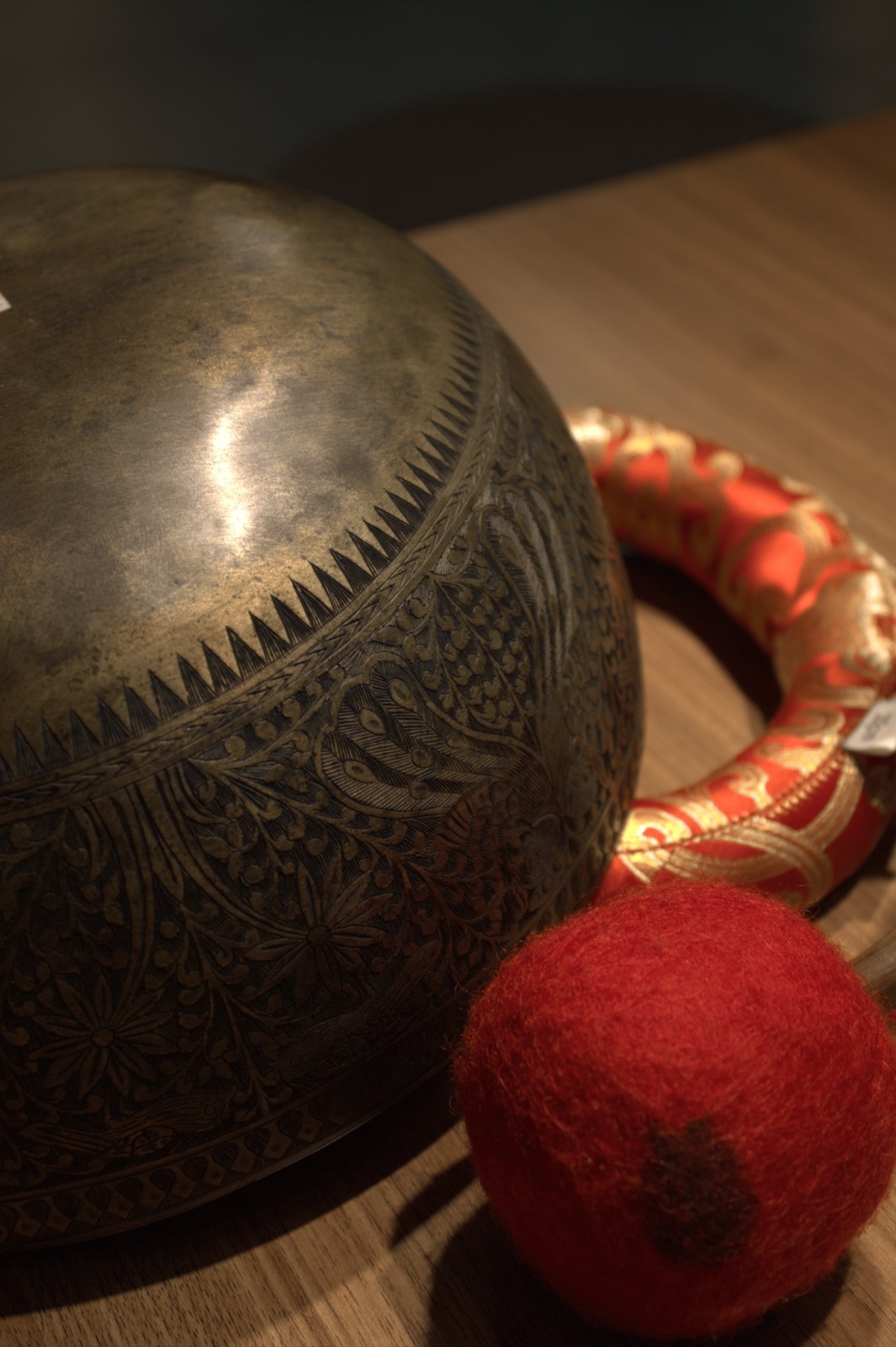 Hand Carved Jambati Singing Bowl – 26cm Himalayan Meditation Bowl with Cushion & Mallet - Image 4