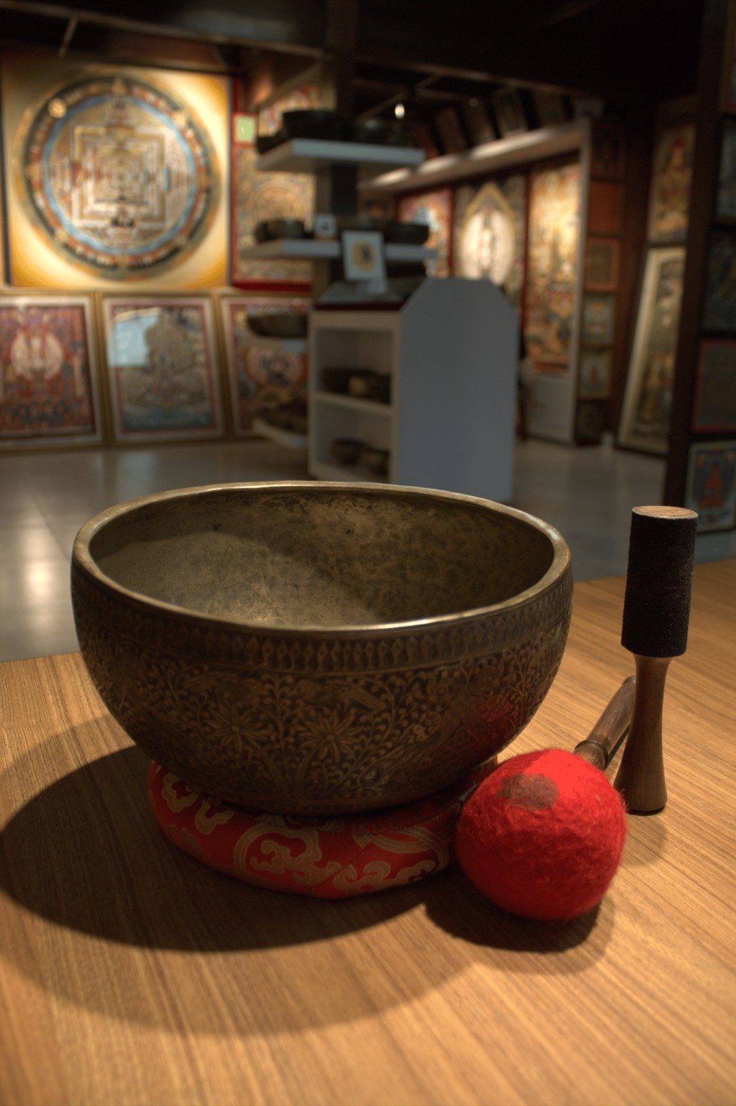 Hand Carved Jambati Singing Bowl – 26cm Himalayan Meditation Bowl with Cushion & Mallet - Image 2