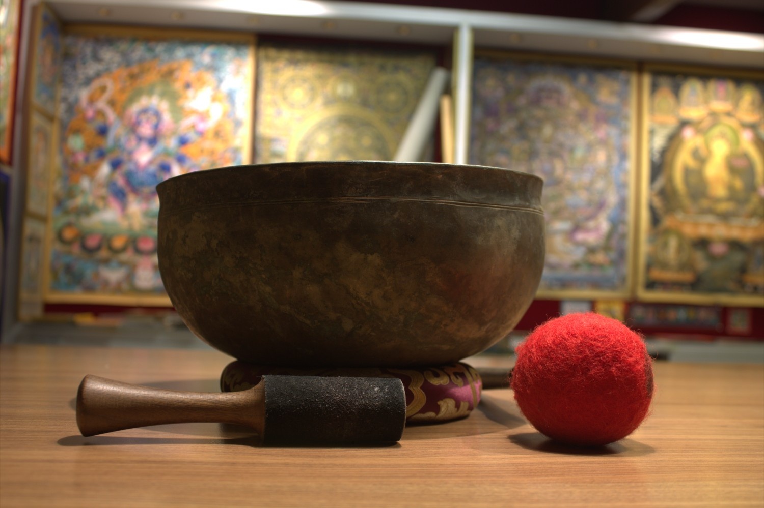 Handmade Tibetan Singing Bowl – 28cm Himalayan Meditation Bowl with Cushion & Mallet